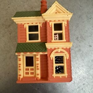 1984 Victorian dollhouse ornament. First in Hallmark series.